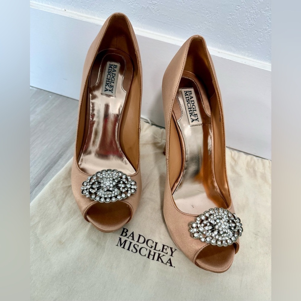 Badgley Mischka Women Champagne Satin Peep Toe Heels Embellished Jeweled 8.5